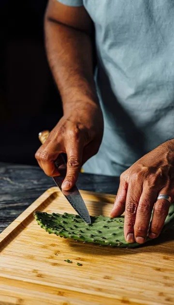 Preparing nopalitos