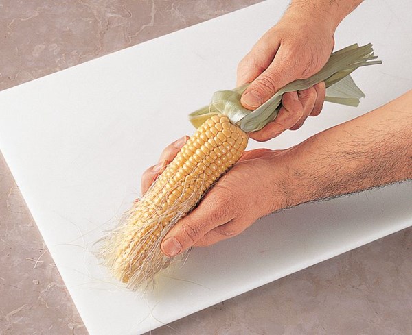 Preparing sweetcorn cobs and kernels