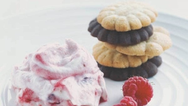Pressed biscuits with raspberry cardamom cream