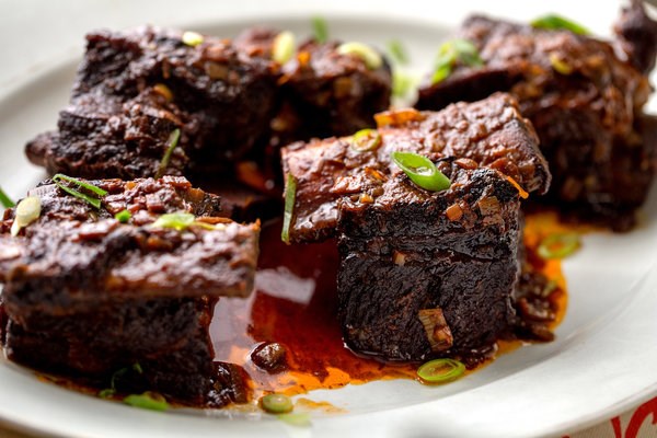 Pressure cooker beef short ribs with red wine and chile