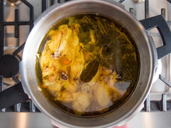 Pressure cooker chicken stock
