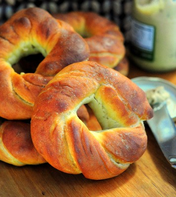 Pretzel bagels