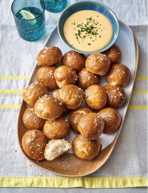 Pretzel bites with cheese sauce