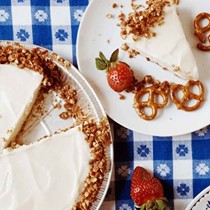 Pretzel ice cream pie