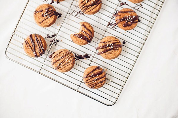 Pretzel shortbread cookies