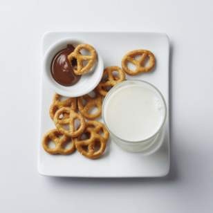 Pretzels with dark chocolate & peanut butter