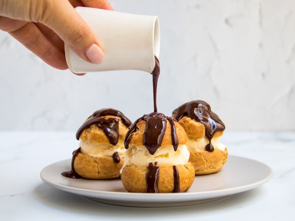 Profiteroles [chocolate sauce]