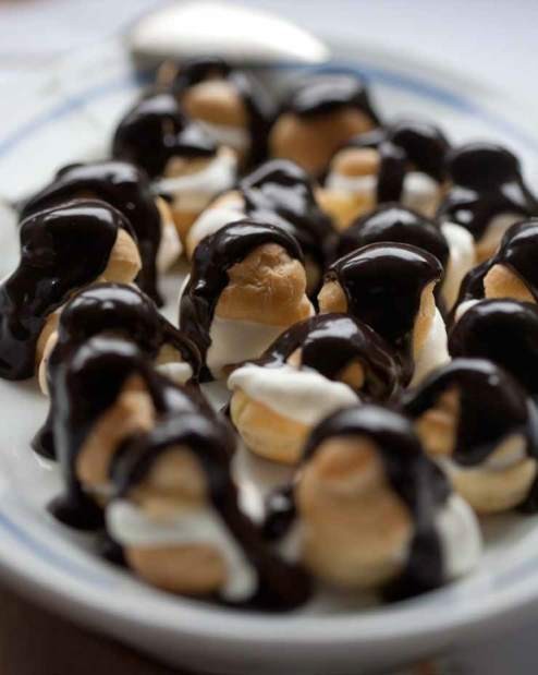 Profiteroles with chocolate and whipped cream (Profiteroles con cioccolato e panna)