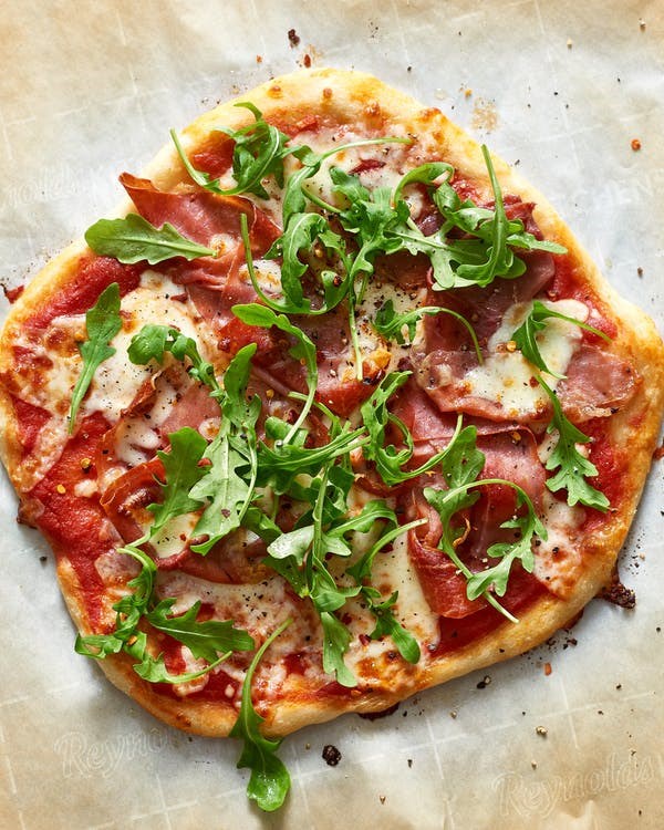 Prosciutto and arugula pizza