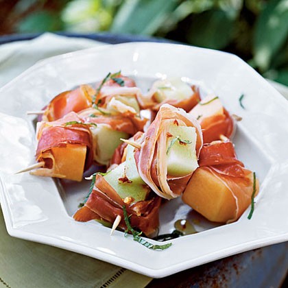 Prosciutto-melon bites with lime drizzle