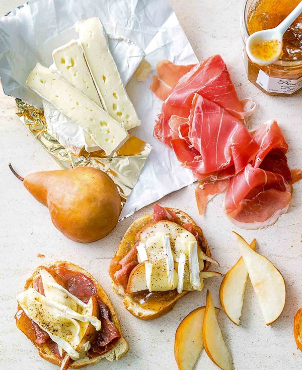 Prosciutto, pear, and Brie toasts