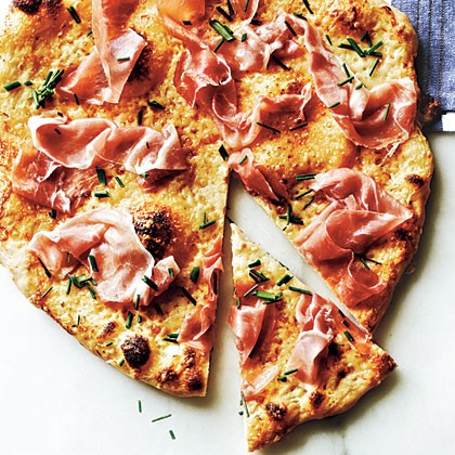 Prosciutto pizza with tangy white sauce