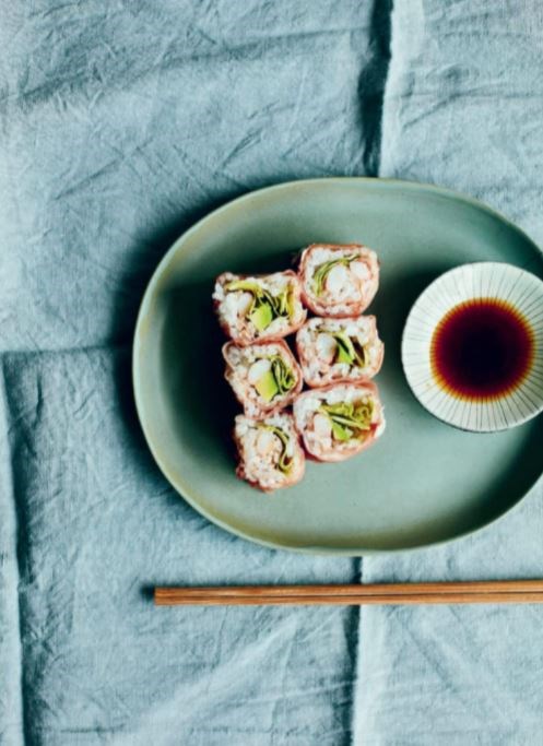 Prosciutto-wrapped crab and avocado sushi roll (Nama hamu no kariforunia rōru / 生ハムのカリフォルニアロール) 