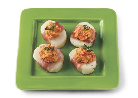 Prosciutto-wrapped scallops with romesco sauce