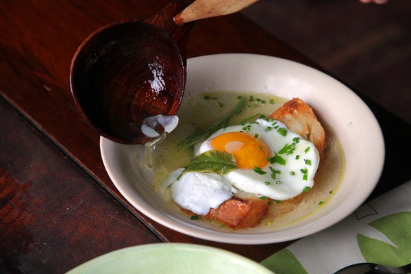 Provençal garlic soup with poached egg (Aigo boulido)
