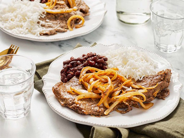 Puerto Rican steak and onions (Bistec encebollado)