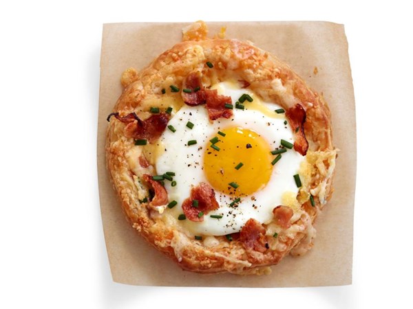 Puff pastry breakfast pizzas 