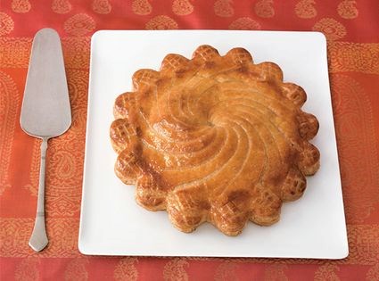 Puff pastry cake with almond cream in the style of Pithiviers (Gâteau pithiviers)
