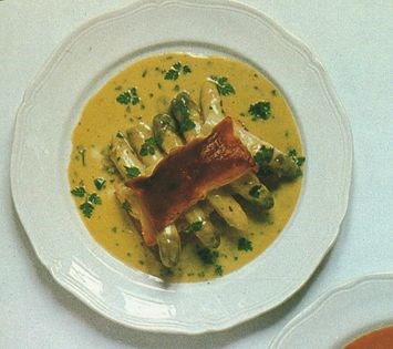 Puff pastry with asparagus and chervil (Feuilleté d'asperges au beurre de cerfeuil)