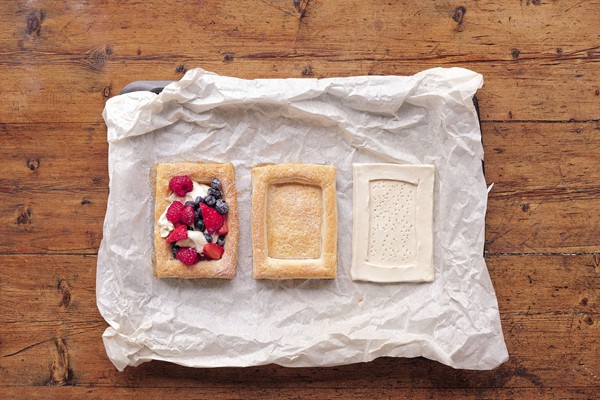Puff pastry with creamy mascarpone and sweet berries (Millefoglie con mascarpone e frutti di bosco)