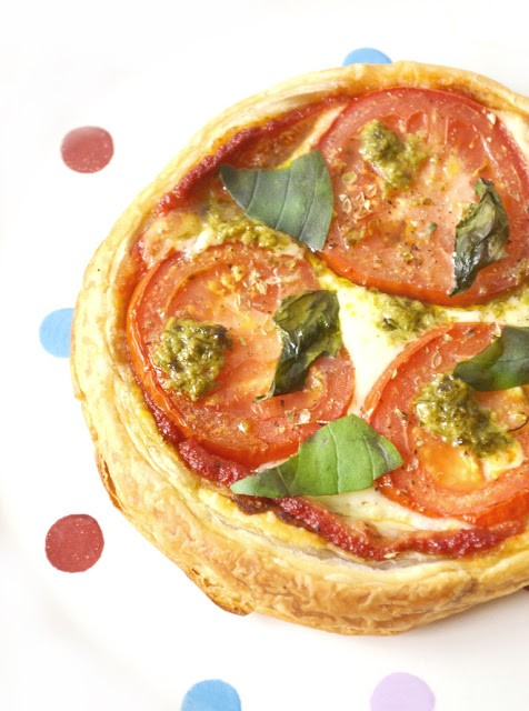 Puff pizza pie with pesto