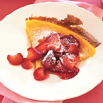 Puffed pancake with strawberries