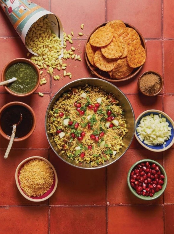 Puffed rice tossed with veggies and chutneys (Mumbai bhelpuri)