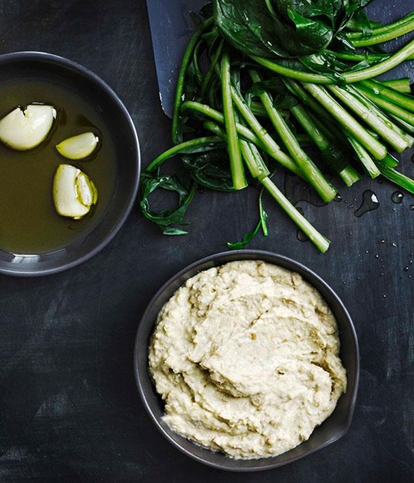 Pugliese broad bean purée with boiled chicory (Fave e cicoria)