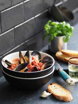 Pugliese mussel soup with garlic bruschetta (Zuppa di cozze piccante)