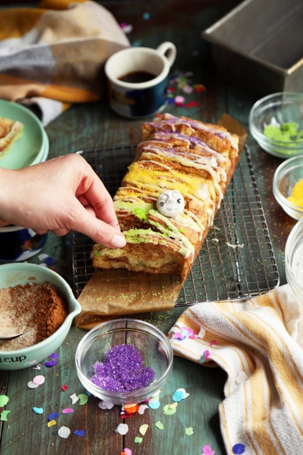 Pull-apart biscuit king cake