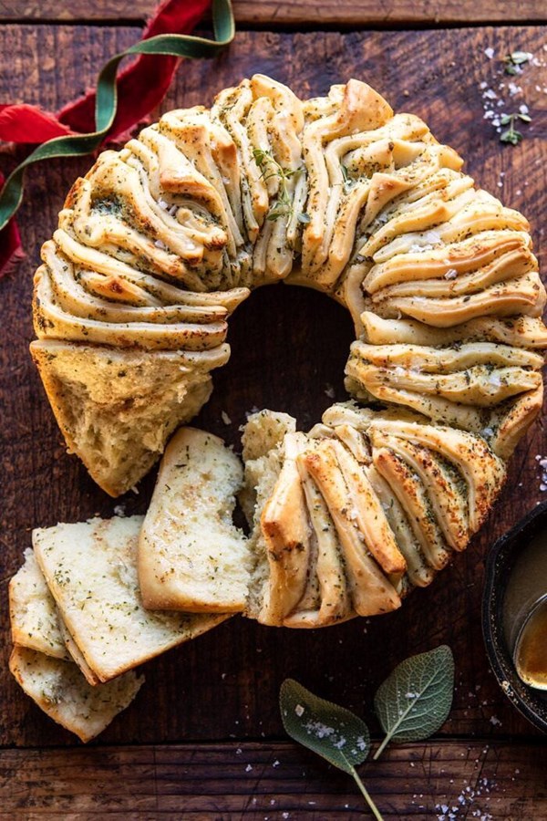 Pull-apart garlic butter bread wreath