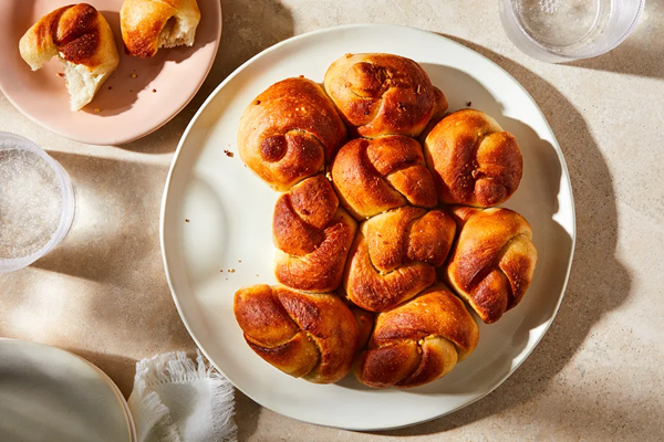 Pull-apart garlic knots in a multi-cooker