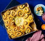 Pull-apart garlic rolls with baked Camembert