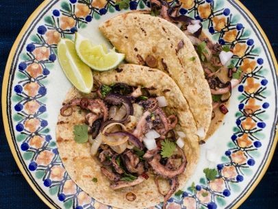 Pulpo encebollado tacos