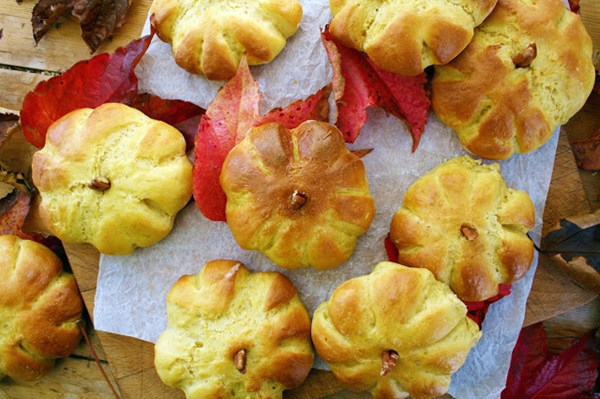 Pumpkin and cinnamon mini pumpkin buns