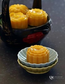 Pumpkin ang ku kueh mooncakes (南瓜红龟糕月饼)