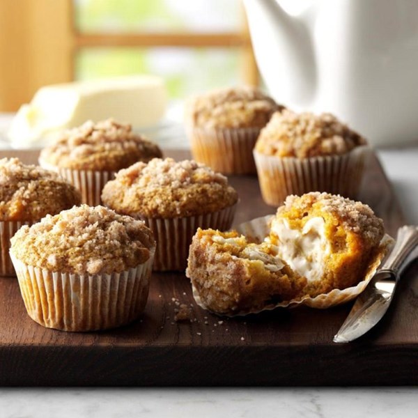 Pumpkin-apple muffins with streusel topping