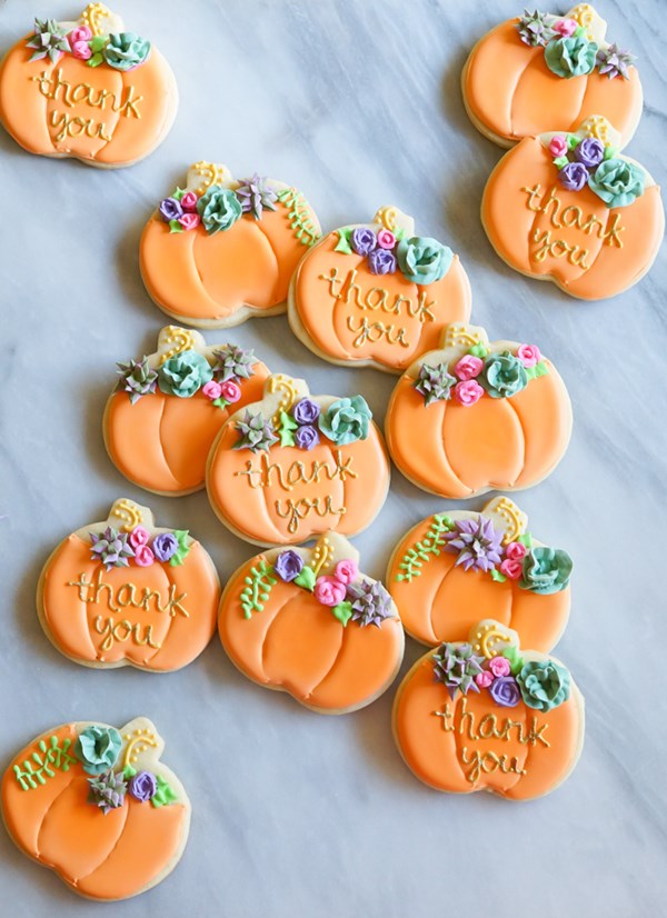  Pumpkin cookies with succulents and roses 