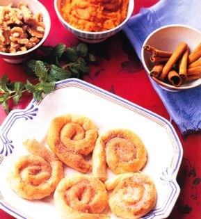 Pumpkin-filled filo roses (Rodanches de kalavasa)