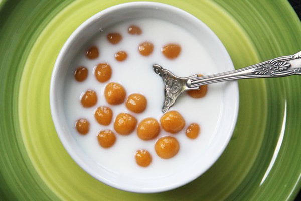 Pumpkin glutinous rice balls in sweetened coconut cream (Bua loi fak thong)