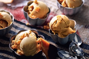 Pumpkin ice cream with homemade 'violet crumble'
