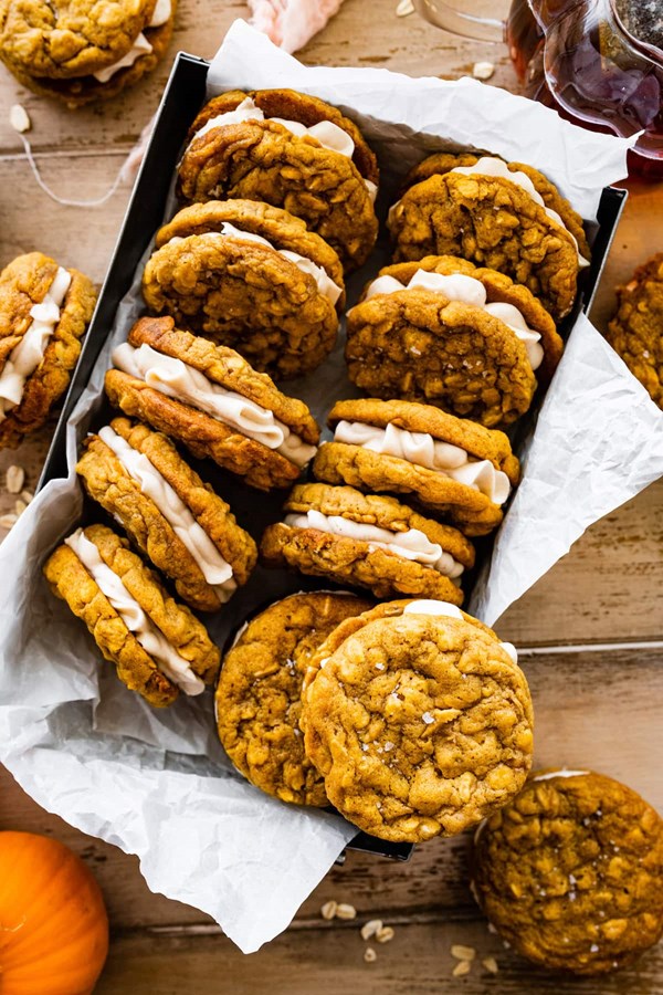 Pumpkin oatmeal cream pies