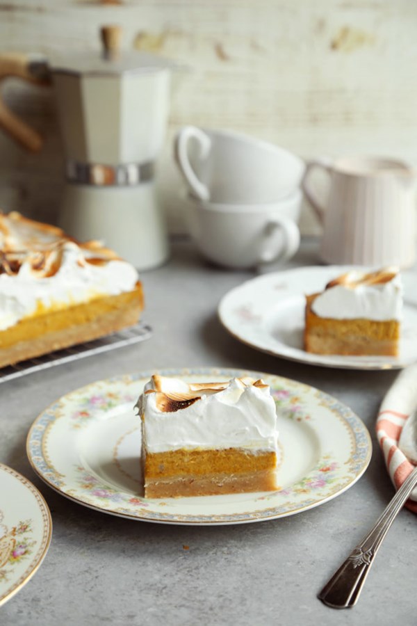 Pumpkin pie bars with toasted meringue
