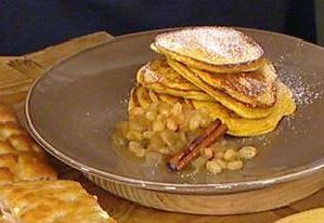 Pumpkin-ricotta pancakes with chunky apple-raisin sauce