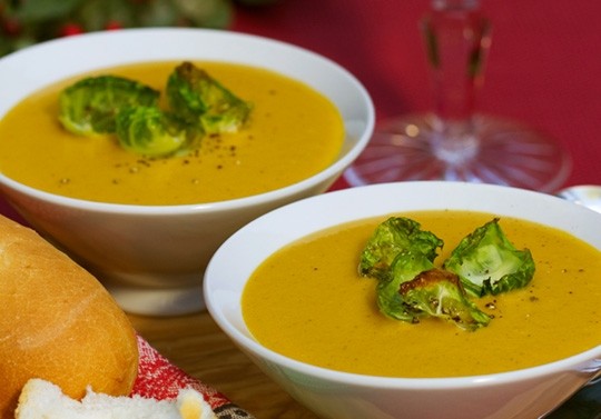 Pumpkin soup with crispy Brussels sprout leaves (Zuppa di zucca con croccanti foglie di cavoletti di Bruxelles)