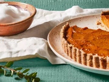 Pumpkin tart with oat crust [aquafaba cream]
