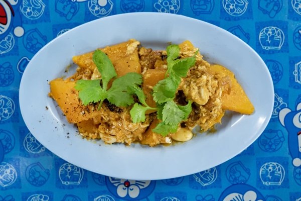 Pumpkin with egg and chives