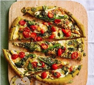 Punchy spinach pesto pizza