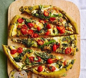 Punchy spinach pesto pizza