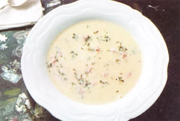 Purée of onion soup with thyme leaves